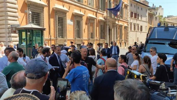 Senatori della Lega in arrivo: rissa sfiorata davanti a Palazzo Madama | VIDEO