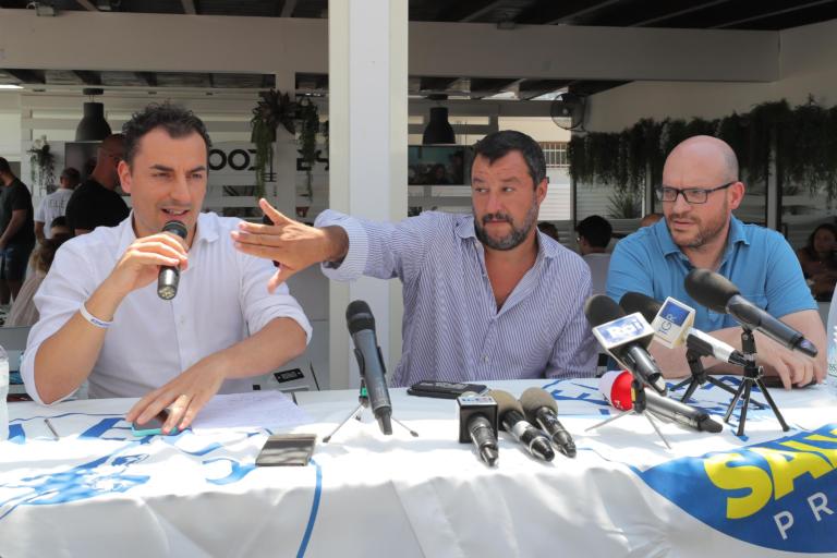 Chiedono a Salvini: «Non pensa di usare toni troppo alti?». Lui risponde: «Non so, veda lei»