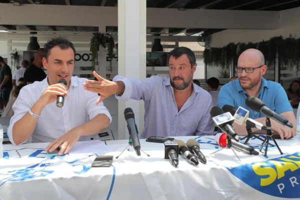 Chiedono a Salvini: «Non pensa di usare toni troppo alti?». Lui risponde: «Non so, veda lei»