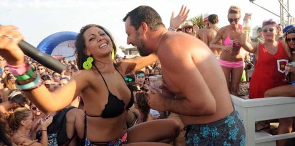 La discussa foto di Salvini con la cubista del Papeete è del 2016