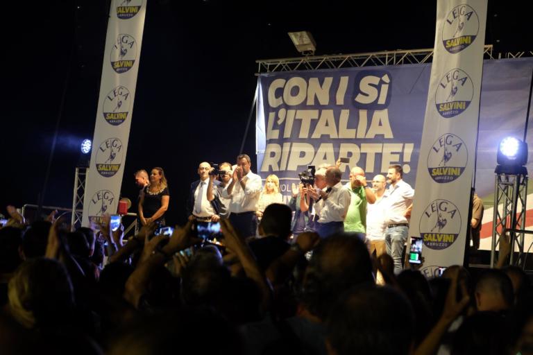 Salvini, dopo il Papeete, dice che i parlamentari devono «alzare il c**o e andare in Parlamento anche a Ferragosto»