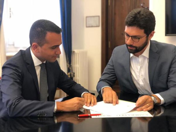 Di Maio dice che Salvini e Berlusconi andranno dal notaio per svendere la Lega come fece Bossi
