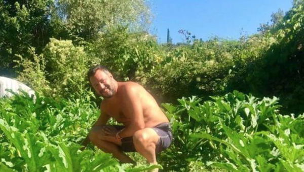 Salvini non risponde a nessuno e si rifugia nella villa del ‘suocero’ Verdini