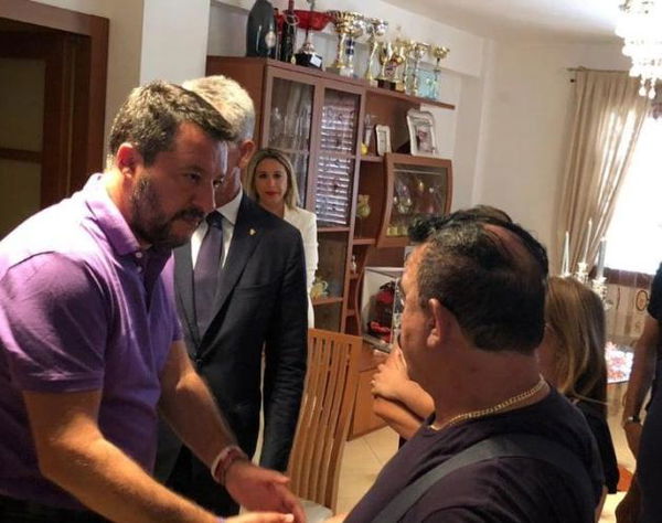A Vittoria hanno dato dello «sciacallo» a Salvini per essere andato dalla famiglia dei cuginetti travolti dal suv