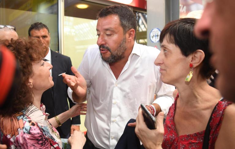 Matteo Salvini ha respinto un altro giornalista che gli chiedeva di Savoini: «I soldi li ho dati a mio figlio»