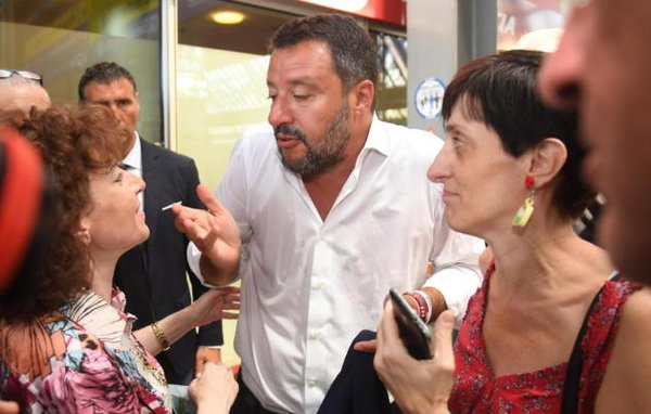 Matteo Salvini ha respinto un altro giornalista che gli chiedeva di Savoini: «I soldi li ho dati a mio figlio»