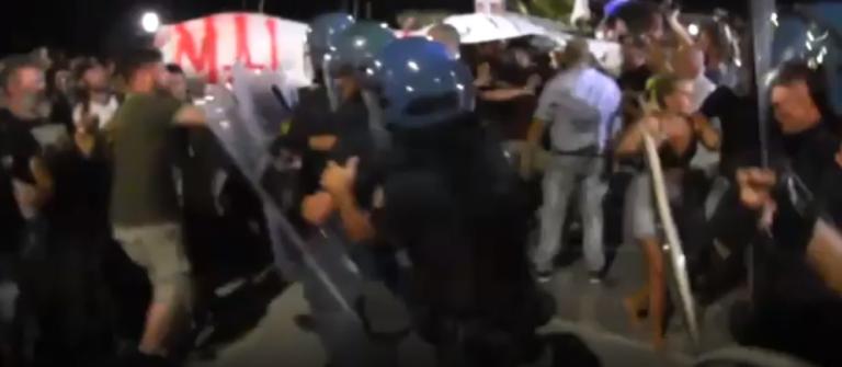 Contestano Salvini a Soverato. Poi arriva la carica della Polizia | VIDEO