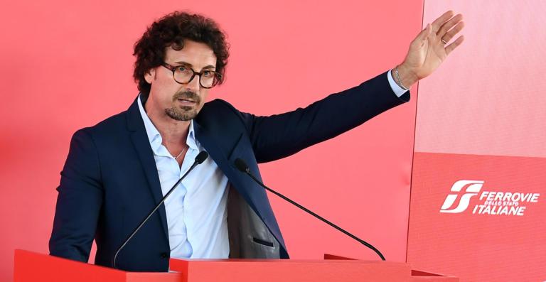 Toninelli paragona Salvini a «un nano sulle spalle dei giganti che lavorano»