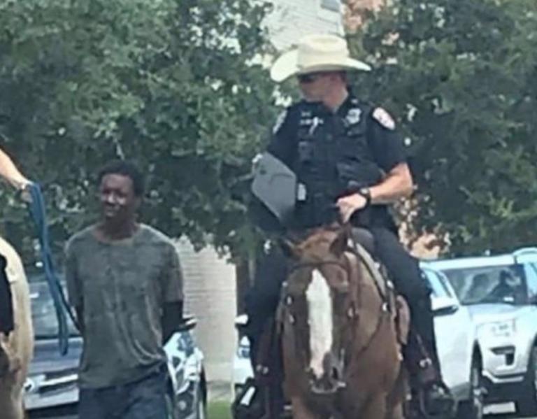 Texas, uomo nero trascinato per otto isolati legato a due poliziotti a cavallo