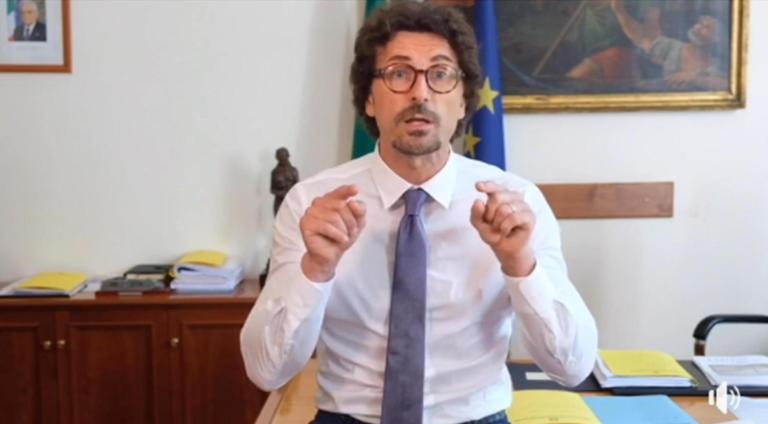 Toninelli: «Salvini minaccia? Non sta governando con Berlusconi. Il M5S ha la schiena dritta»