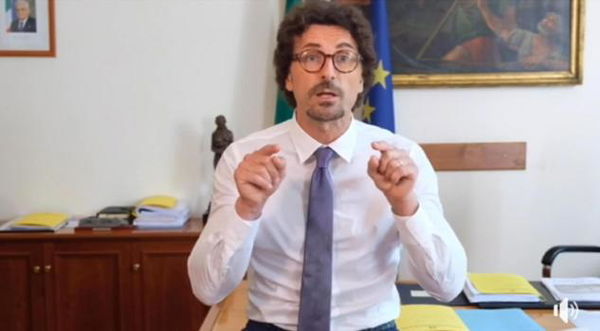 Toninelli: «Salvini minaccia? Non sta governando con Berlusconi. Il M5S ha la schiena dritta»