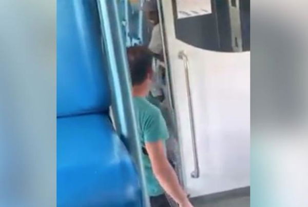 Il video sul treno Milano-Verona, un uomo: «Neg*o del ca**o, io pago il biglietto e tu no»
