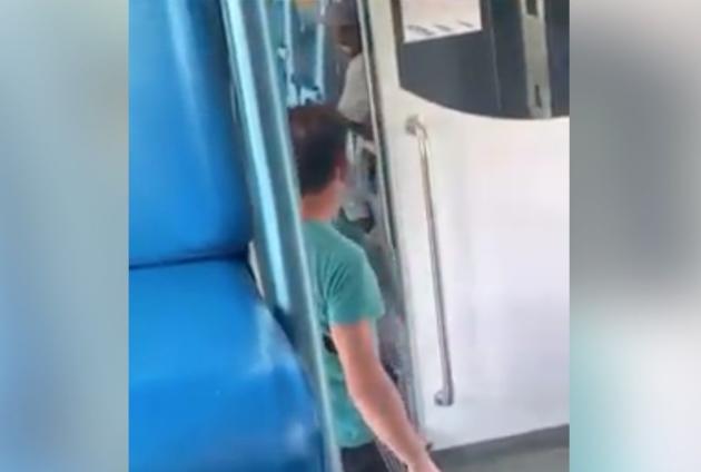 Il video sul treno Milano-Verona, un uomo: «Neg*o del ca**o, io pago il biglietto e tu no» article-post