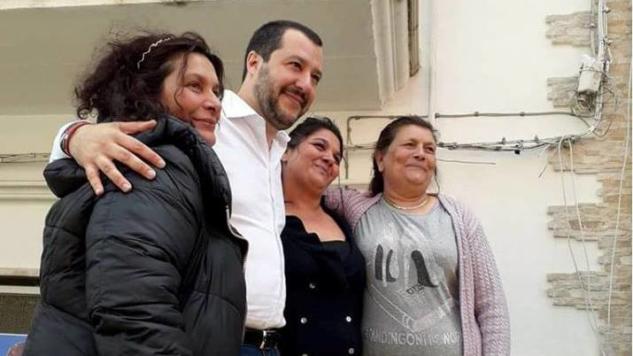 Salvini, la «zingaraccia» e quella foto con tre donne rom nel 2018