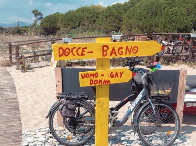 Ascea, polemica al lido per il cartello dei bagni per “uomo-gay-donna”