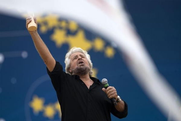 Beppe Grillo e l’elogio di Conte: «Qualsiasi cosa che preveda di scambiare lui, sarebbe una disgrazia»