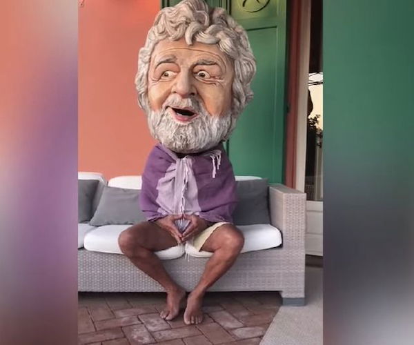 Beppe Grillo e il finto colloquio con Umberto Bossi su Salvini: «Credevo fosse una persona leale, con un livello medio di intelligenza»