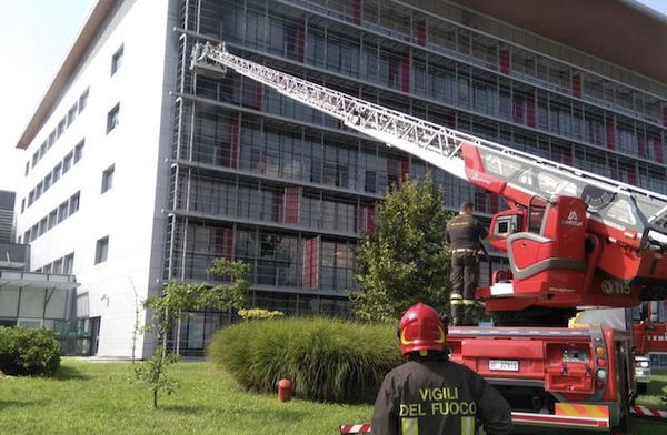 Incendio nell’Ospedale di Bergamo: una ragazza morta e diversi intossicati