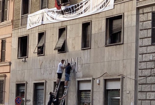 Via la scritta di Casapound dall’immobile all’Esquilino, Virginia Raggi: «È solo l’inizio»