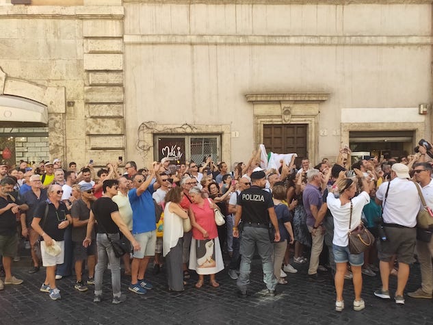 La crisi di governo come i mondiali: le tifoserie e i cori da stadio article-post