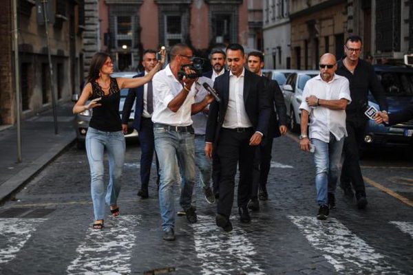 Di Maio va al compleanno del fratello e provoca Salvini: «Riapriamo le camere? Prima il taglio di 345 parlamentari e poi la crisi»