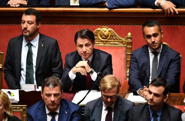 Le facce di Matteo Salvini durante il discorso di Giuseppe Conte