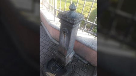 Ventimiglia, il sindaco rimuove la fontana usata dai migranti: «Questione di decoro» article-post