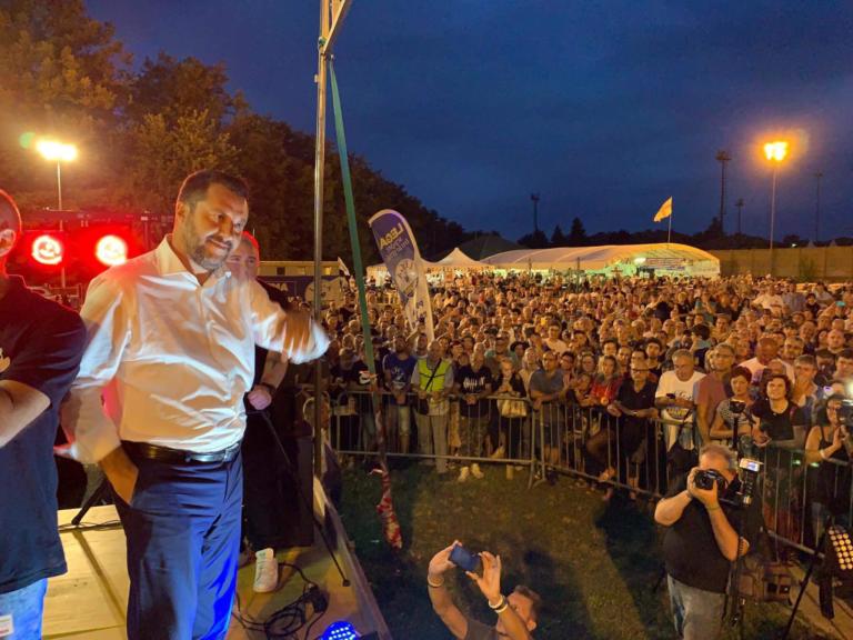 Matteo Salvini promette alla « fottutissima zingaraccia» di radere al suolo la sua casa