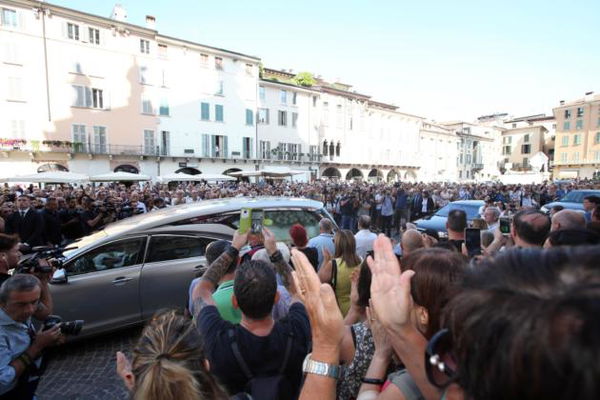 Funerali Nadia Toffa, il parroco: «Fai un’inchiesta sul Paradiso e dicci che è bellissimo»