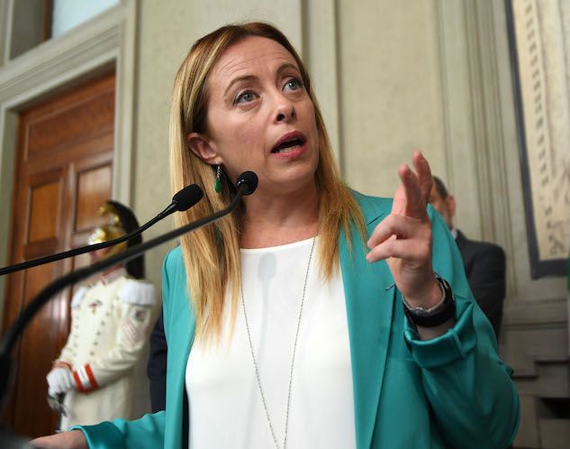 Giorgia Meloni vuole querelare l’ex Br Raimondo Etro: «Mantenuto dal reddito di cittadinanza, sono il suo bersaglio preferito» article-post