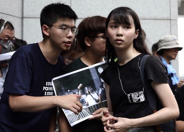 Hong Kong, rilasciati su cauzione gli attivisti Joshua Wong e Agnes Chow article-post