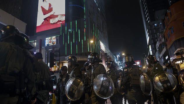 Hong Kong, la polizia spara in aria, tra gli arrestati anche un dodicenne