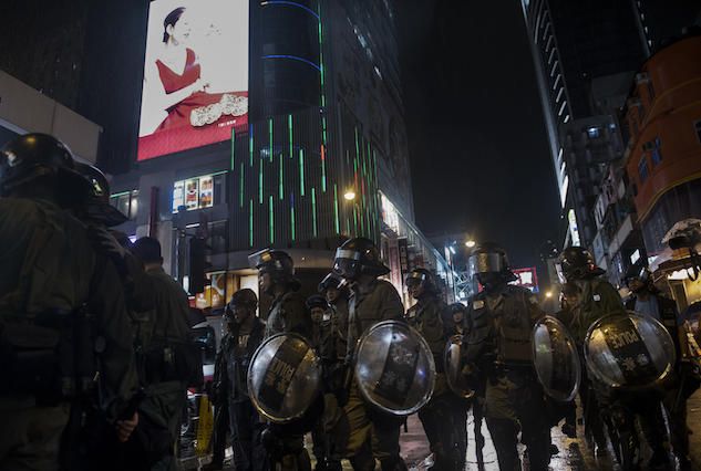 Hong Kong, la polizia spara in aria, tra gli arrestati anche un dodicenne