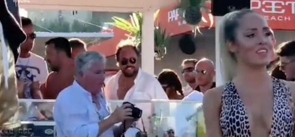Caro Salvini, quale patriota mette l’inno di Mameli in spiaggia con le cubiste? | VIDEO