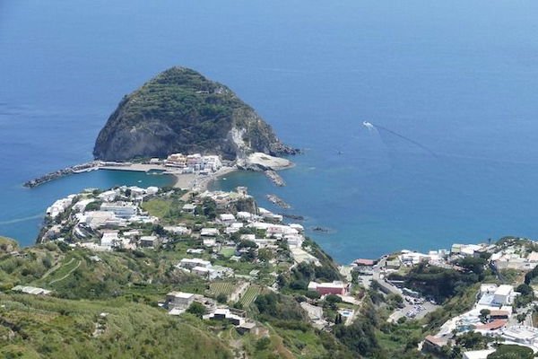 Ischia, donna colpita da un malore nel bosco, recuperata grazie a Whatsapp