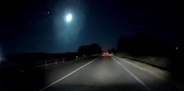 Una scia luminosa illumina i cieli della Sardegna: lo spettacolo lascia senza parole