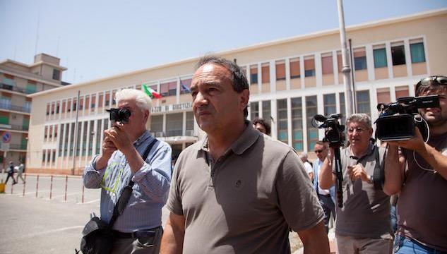 Mimmo Lucano esiliato da Riace anche mentre il padre sta morendo