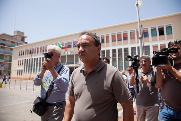 Mimmo Lucano esiliato da Riace anche mentre il padre sta morendo