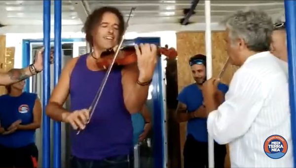 I Modena City Ramblers e la musica a bordo della Mare Jonio | VIDEO