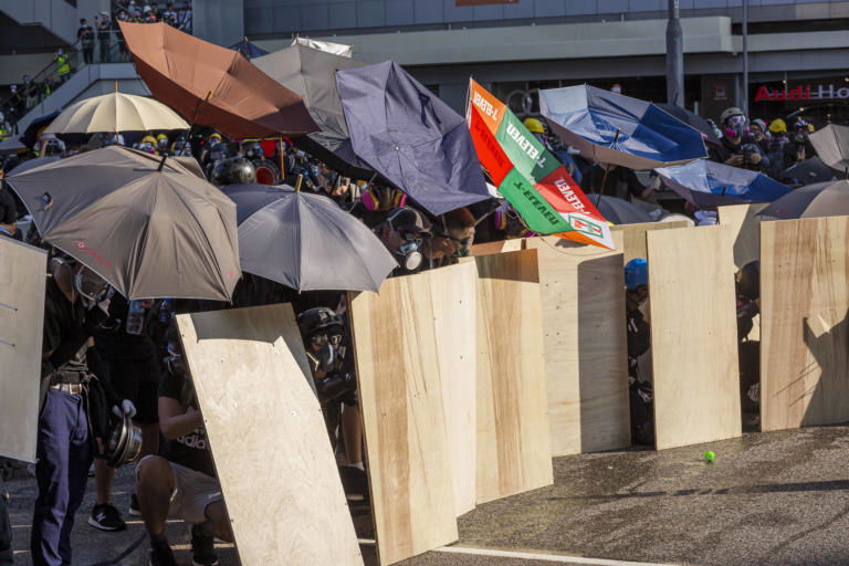 Continua la protesta a Hong Kong ma Pechino avverte i manifestanti: «Chi gioca con il fuoco muore»