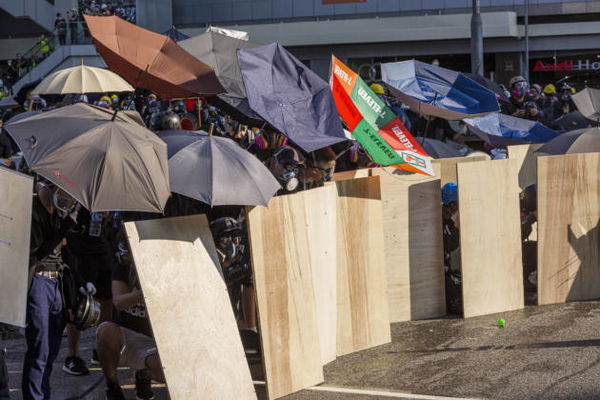 Continua la protesta a Hong Kong ma Pechino avverte i manifestanti: «Chi gioca con il fuoco muore»