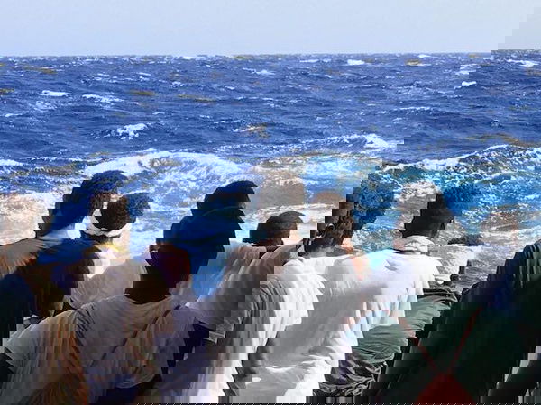 I migranti della Ocean Vikings sbarcheranno a Malta e saranno divisi tra sei paesi, Italia esclusa