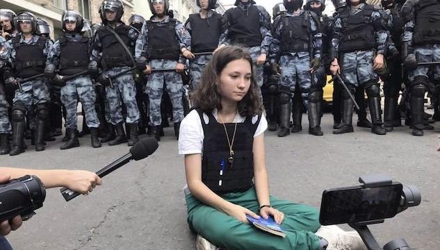 Olga Misik, la diciassettenne che ricorda al Cremlino la costituzione russa