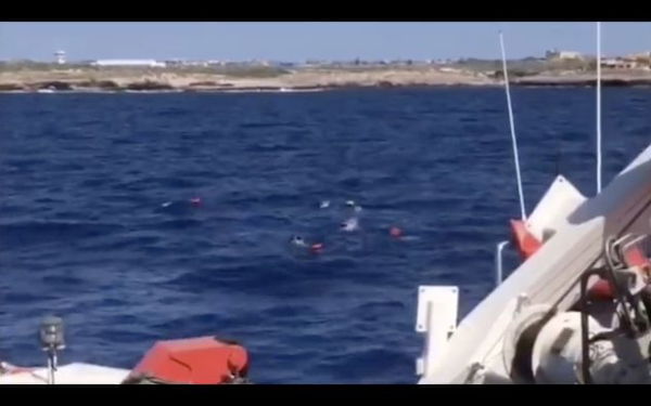 Open Arms, altri migranti si gettano in mare disperati: «Cosa volete che accada ancora?»