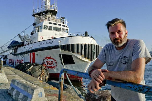Open Arms, il capomissione Riccardo Gatti: «Costerebbe meno portarli in aereo»