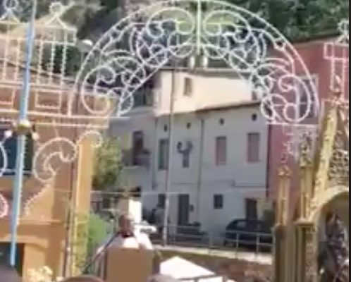 Il parroco di Sora che ha detto che i migranti arrivano «con catenine d’oro al collo» si è scusato