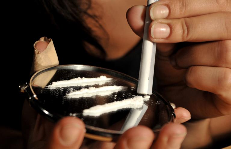 La storia dell’adolescente precoce di 10 anni che assumeva cocaina