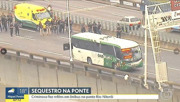 Rio de Janeiro, uomo armato prende in ostaggio passeggeri di un bus