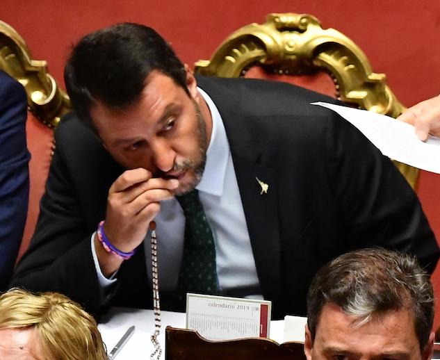 L’accusa: «Salvini usa il rosario come un mafioso» article-post