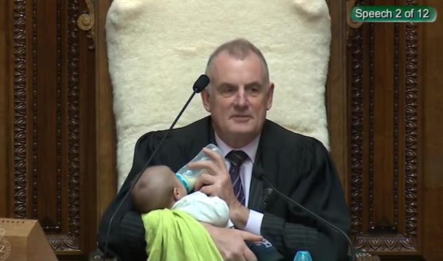 Nuova Zelanda, lo speaker della camera si occupa del figlio di un deputato mentre fa il suo intervento article-post
